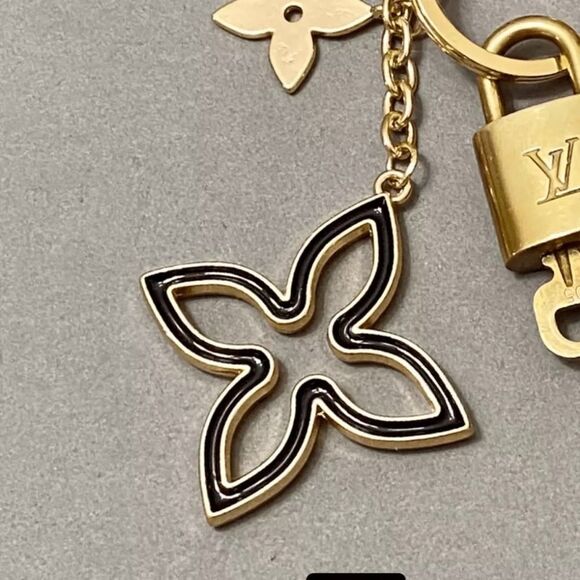 LOUIS VUITTON LOCK AND KEY 🔐 ON GOLD TONE KEYCHAIN #300 - Picture 7 of 8